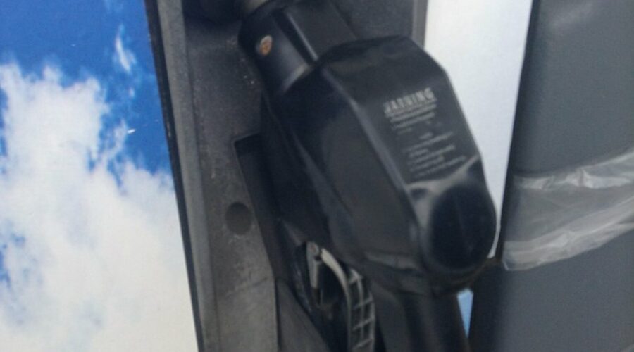 Gas prices dip heading toward the weekend