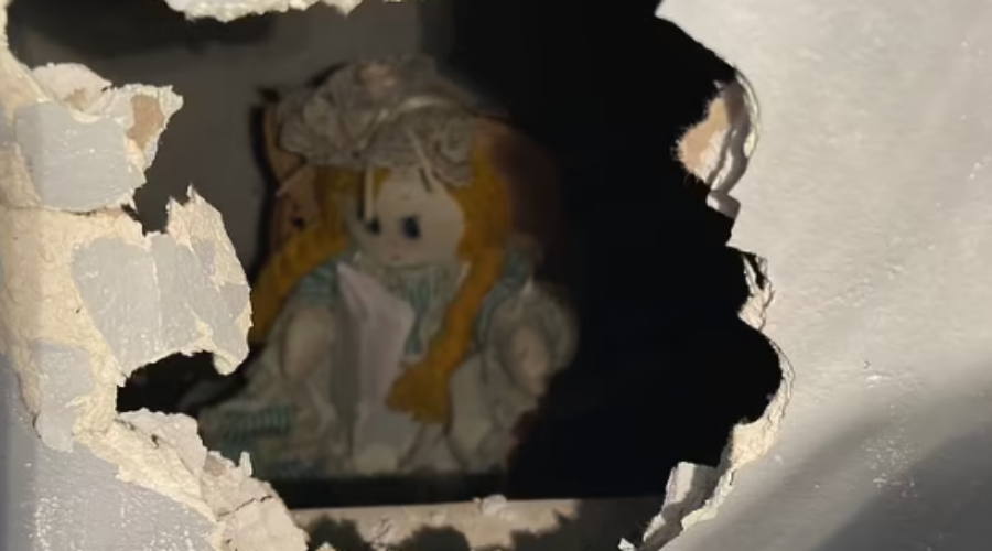 A New Homeowner Found an Old Doll and Note in a Wall That Says: “I Hope You Have Knives”