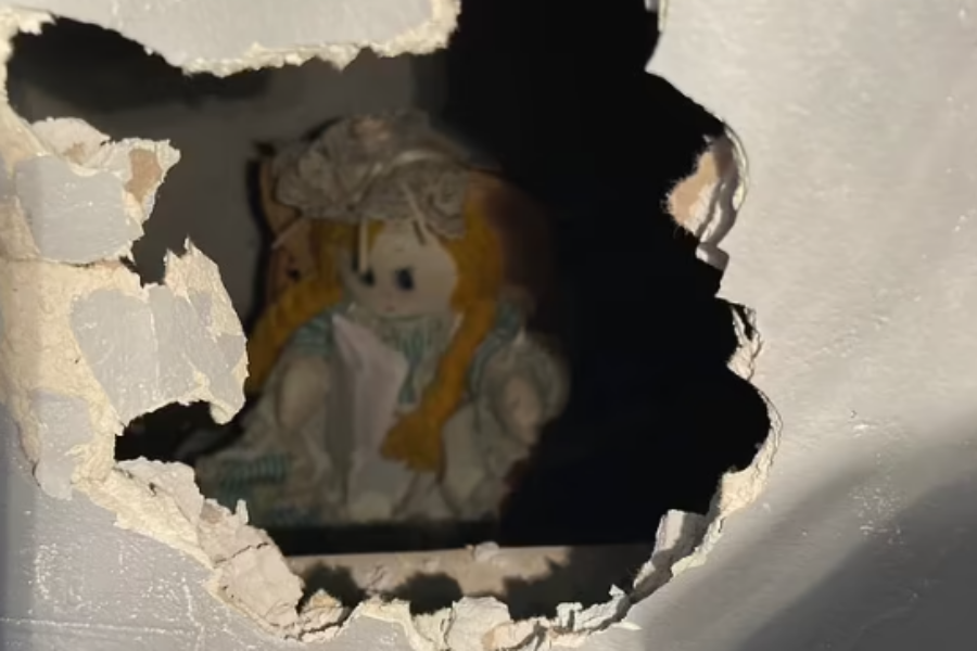 A New Homeowner Found an Old Doll and Note in a Wall That Says: “I Hope You Have Knives”