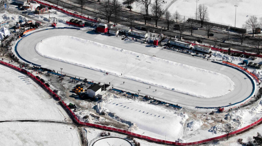 Oval closes early amid mild weather