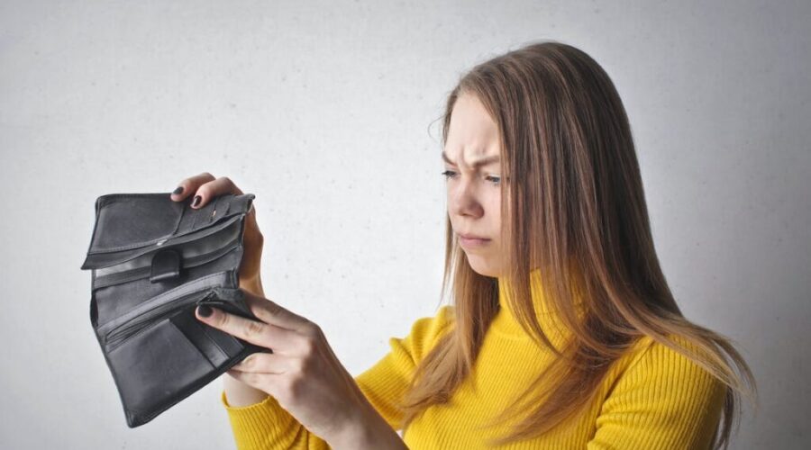 Many Nova Scotians not making enough to pay their bills, survey says