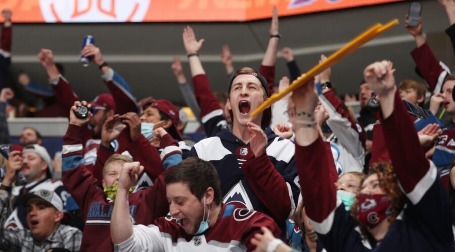 20,000 Colorado Avalanche fans sing Blink 182