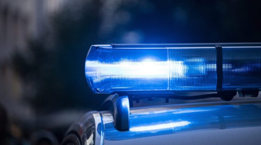 Robber holds up gas station with axe, wearing toque