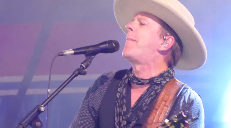 Kiefer Sutherland Raises More Than $100,000 For N.S. Wildfire Relief Efforts