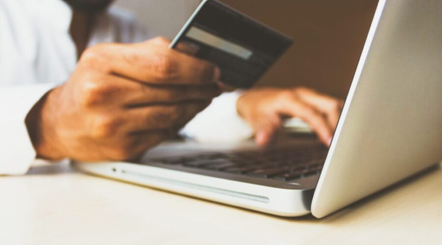 More Canadians dealing with mounting credit card debt