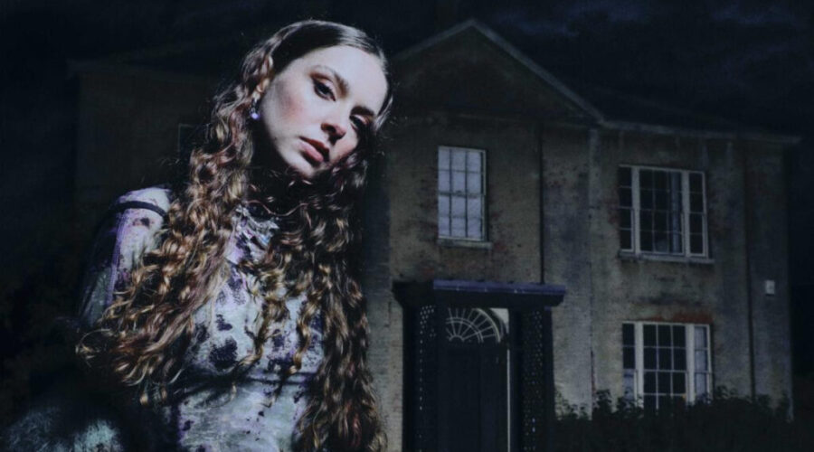 Holly Humberstone Has a Team Up with MUNA on the re-recorded “Into Your Room”