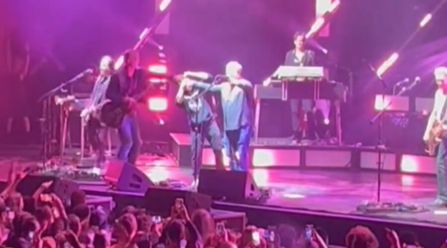 Holy Crap Bubbles Made A Cameo A The QOTSA Show!!