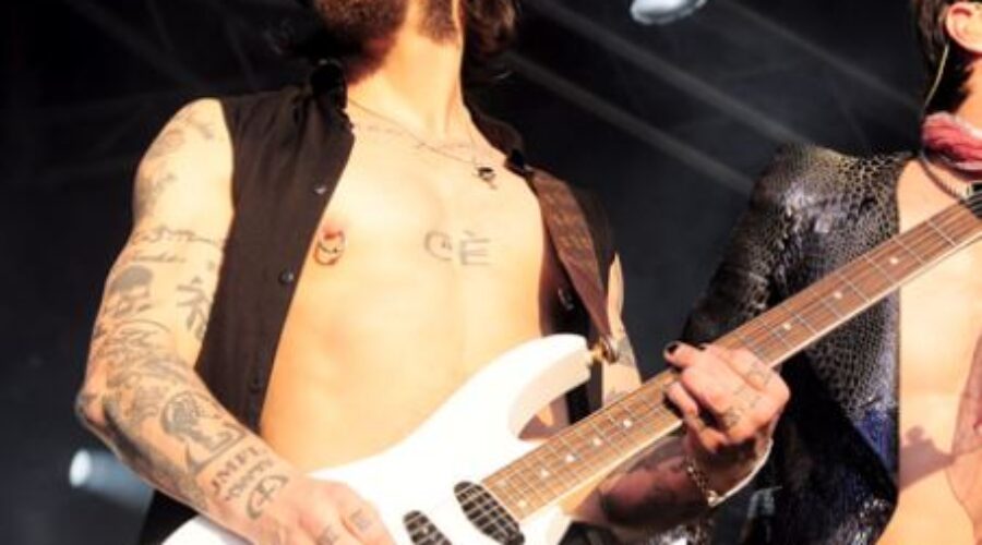 Perry Farrell Punches Dave Navarro On Stage During a Jane’s Addiction Show