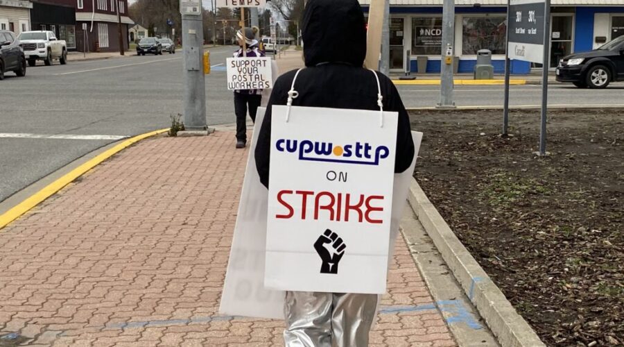 Postal workers begin vote on contract offer
