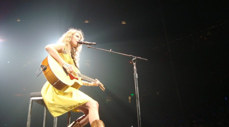 Taylor Swift Mania Takes Over Toronto!